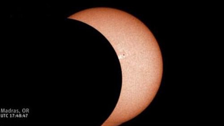 NASA发布日食图片 日轻小说家：像看到了绝对领域