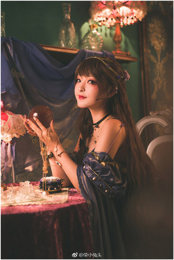 狼人杀也有cosplay？《狼人杀官方》独特画风吸引萌妹变身哥特少女