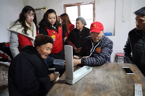 边锋快来台州小江绾行 关爱孤寡老人让马甲红的更闪耀