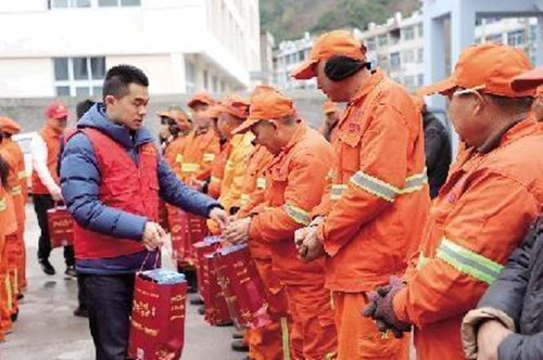 边锋携手温岭日报 寒冬中为环卫工人送上温暖礼物