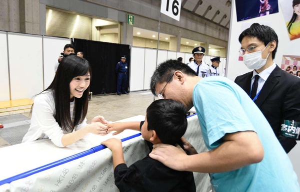 在《AKB48樱桃湾之夏》体验经纪人工作  为偶像举办握手会