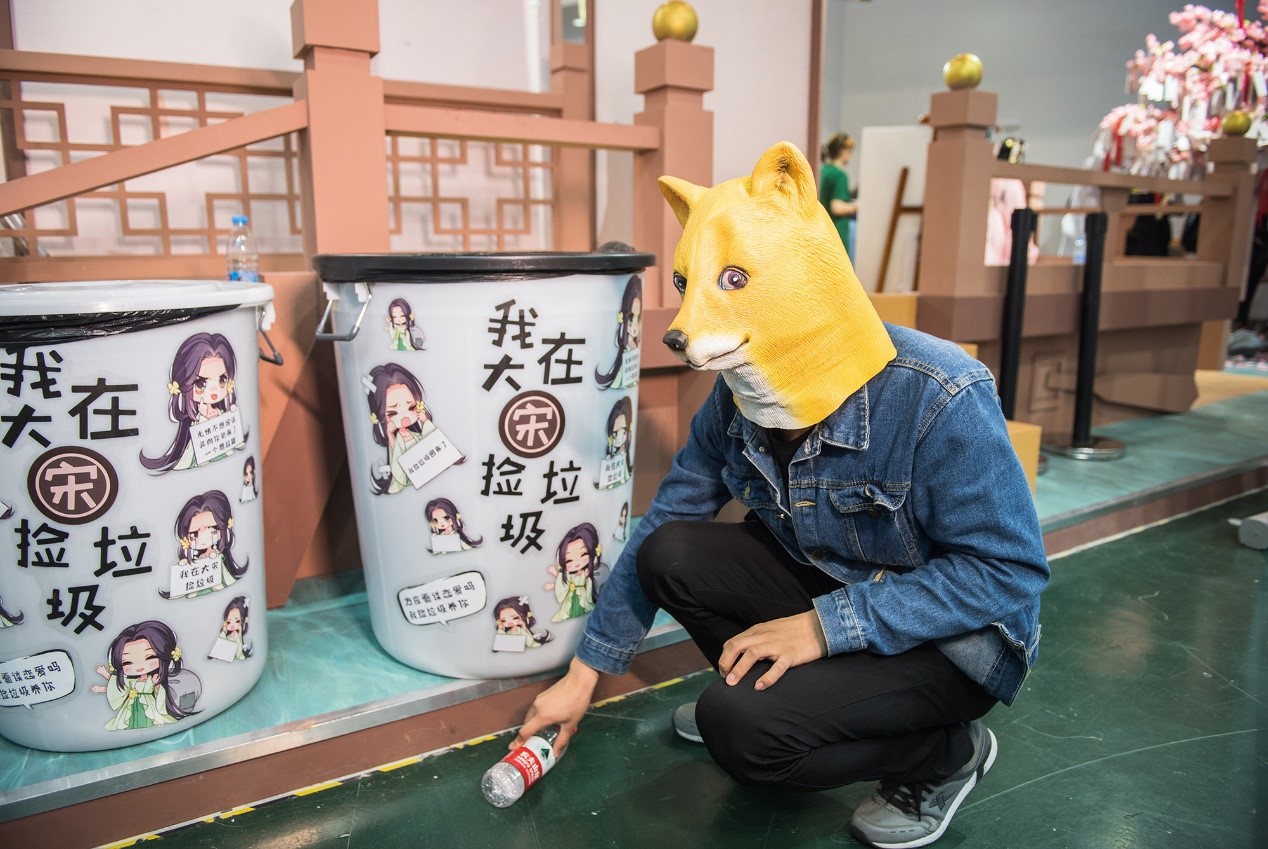 《遇见逆水寒》屡获央视肯定，直播玩家捡垃圾谈恋爱