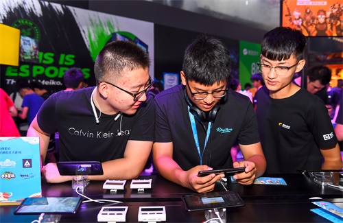 ChinaJoy现场直击：ROG游戏手机2何以成为展区中的“明星”产品？