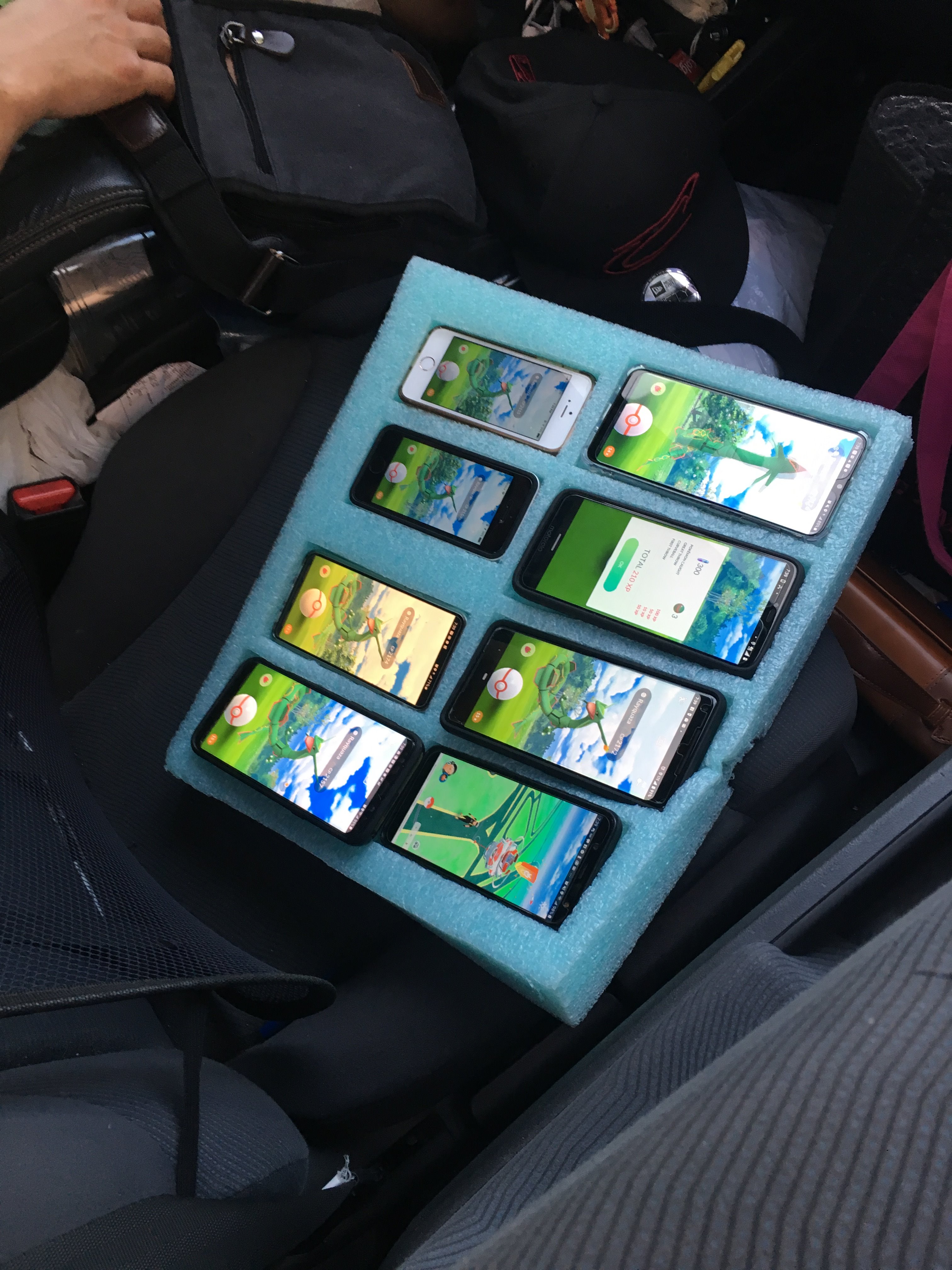 亲人两行泪 一玩家开车时操作8台手机玩《宝可梦：GO》