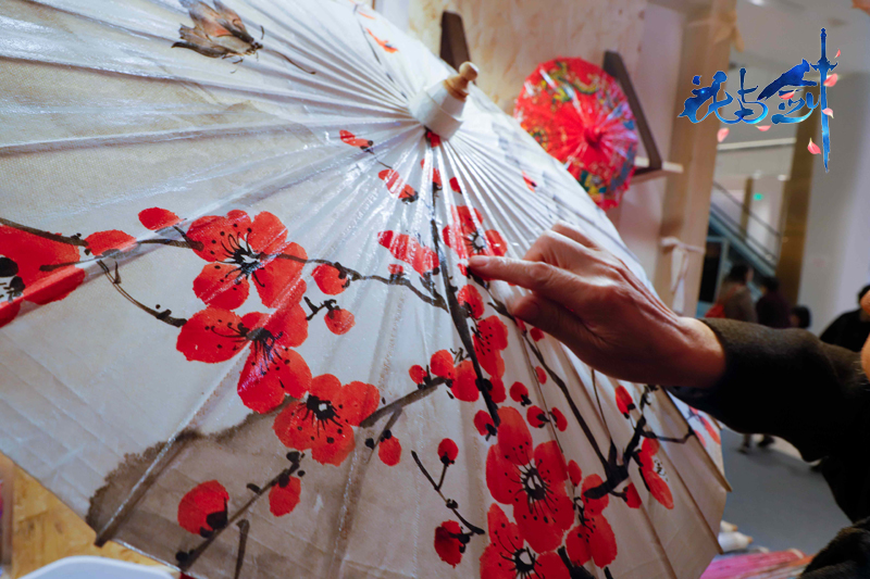 一伞一生缘开缘合，花与剑携非遗油纸伞亮相第七届成都国际非遗节