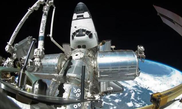 航天员在空间站工作时，呼吸的氧气通常从哪来