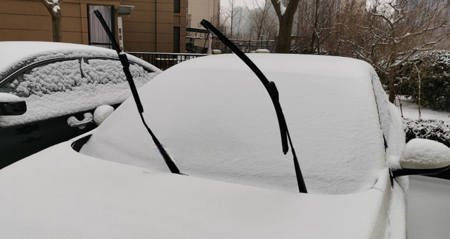 雪天停车时通常会将雨刮器立起来这是为了防止