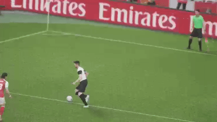 枪手磐石镇守后防，蓝黑飞翼划破长空！