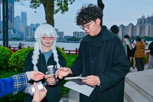 广州塔惊现“宇宙飞船”！《星际猎人》在2026星灯节整了个大活