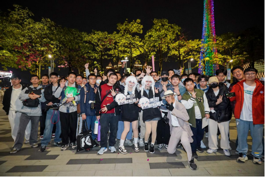 广州塔惊现“宇宙飞船”！《星际猎人》在2026星灯节整了个大活