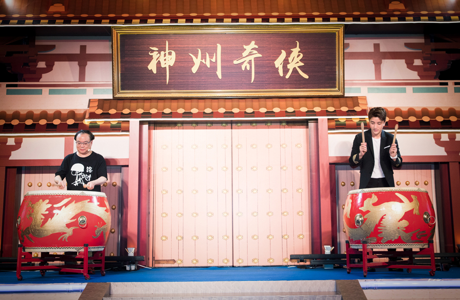 贾乃亮温瑞安同台现身《神州奇侠》影游联动发布会