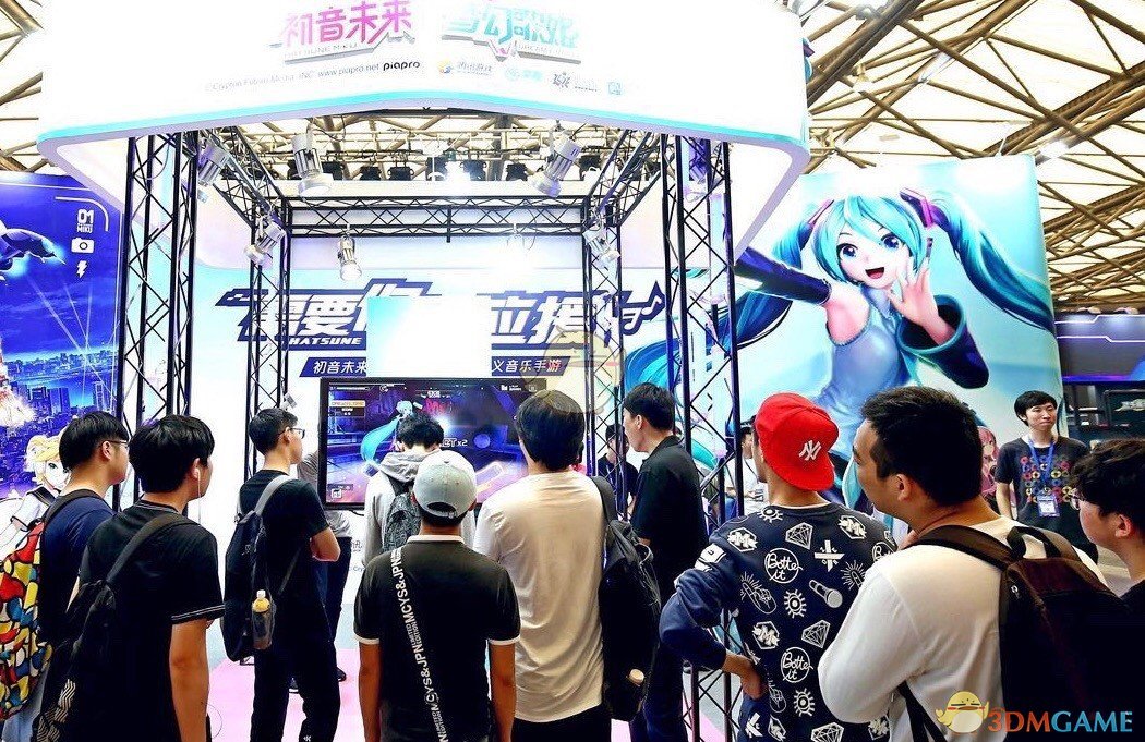 世界第一的公主殿下：火爆的萤火虫漫展与初音“未来”
