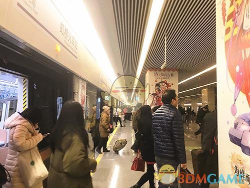 携手洛天依 《为谁而炼金》降临上海虹桥地铁站