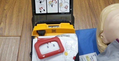 用AED(自动体外除颤器)救人时，应该按照什么提示来操作